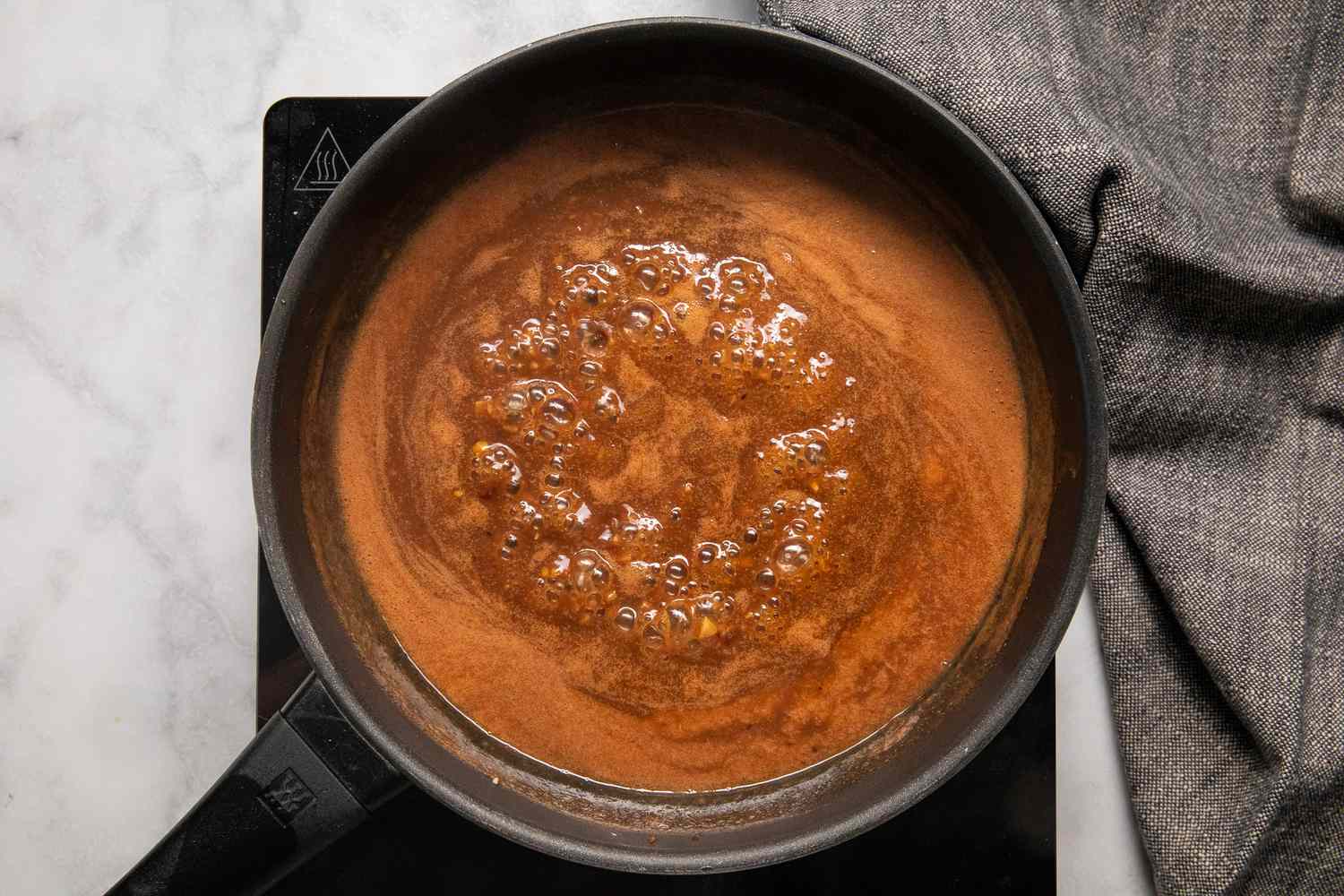 marinade cuisant dans une casserole