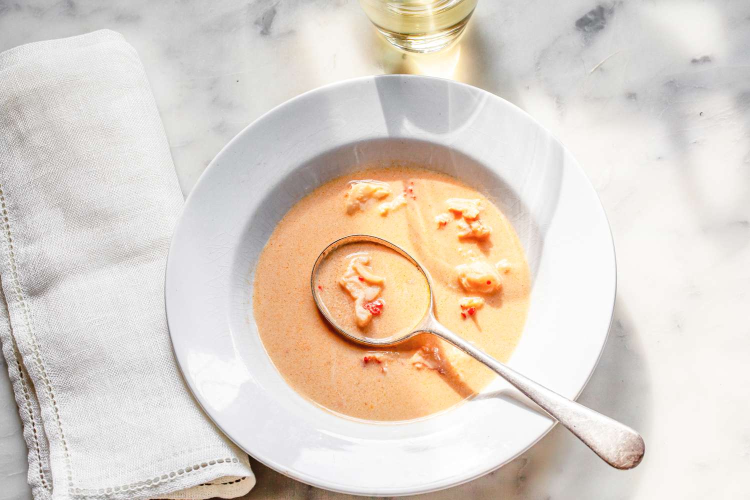 Bol de Bisque de Homard à Côté d'une Serviette de Table et d'un Verre