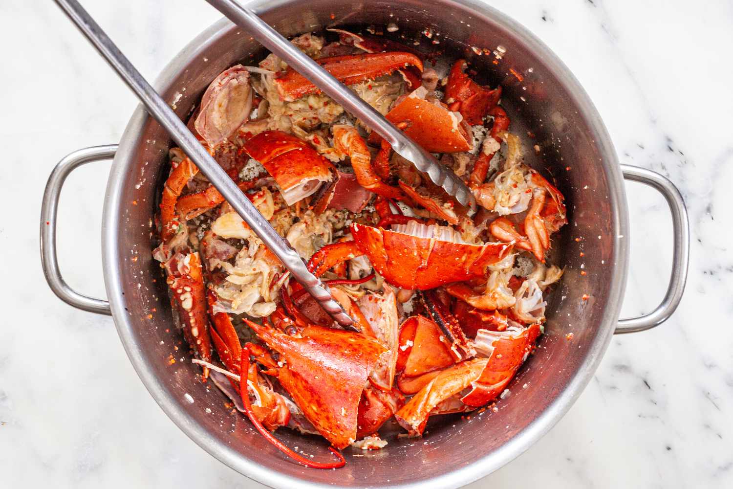 Coques de homard dans une casserole