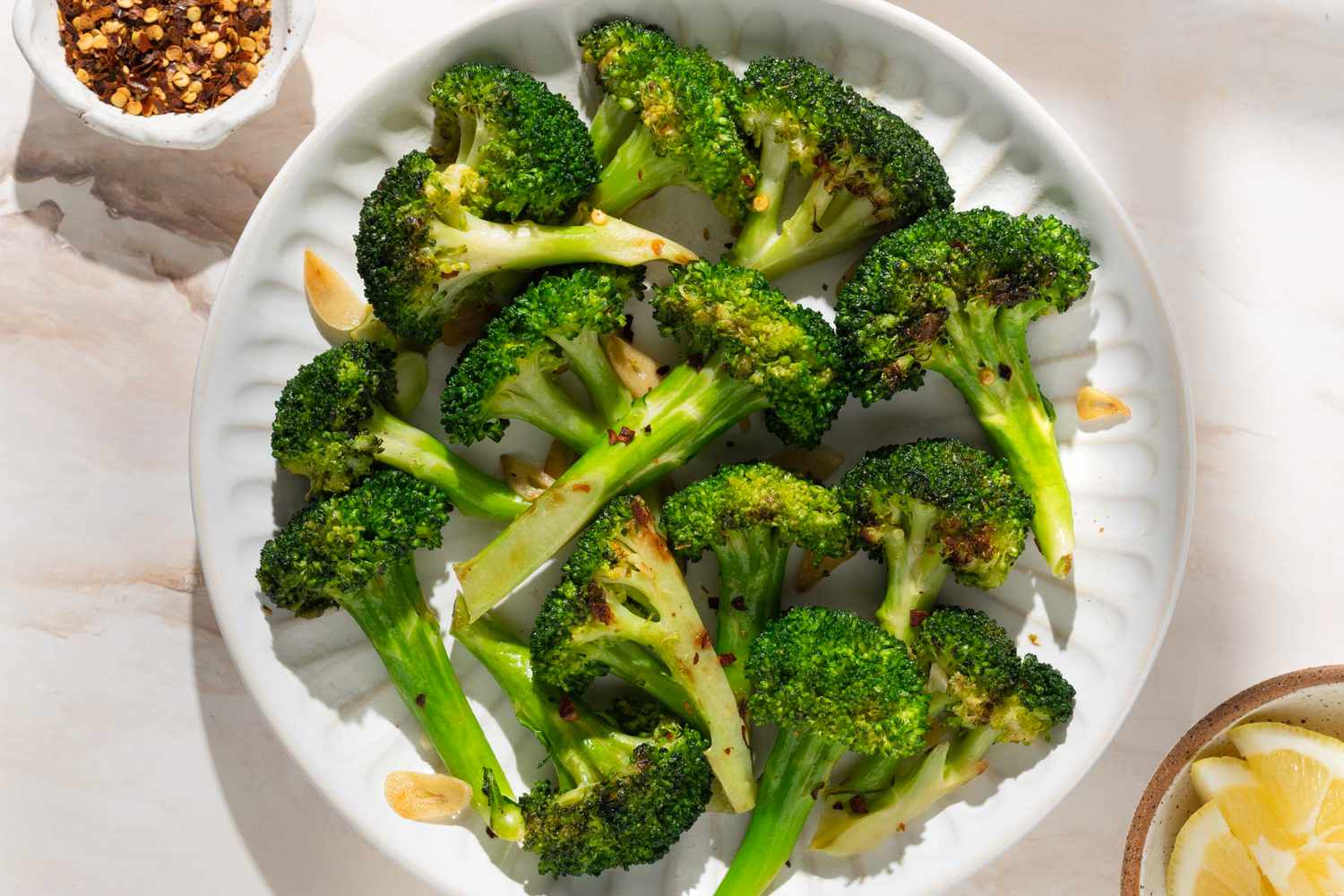 vue de dessus du brocoli à l'ail avec de l'huile de chili à côté