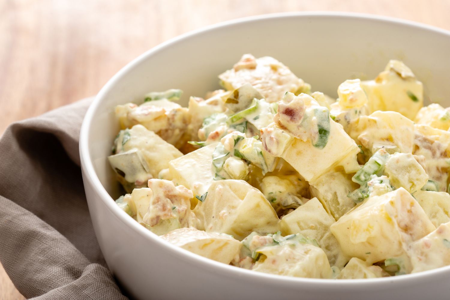 Vues latérales de salade de pommes de terre maison dans un bol blanc.