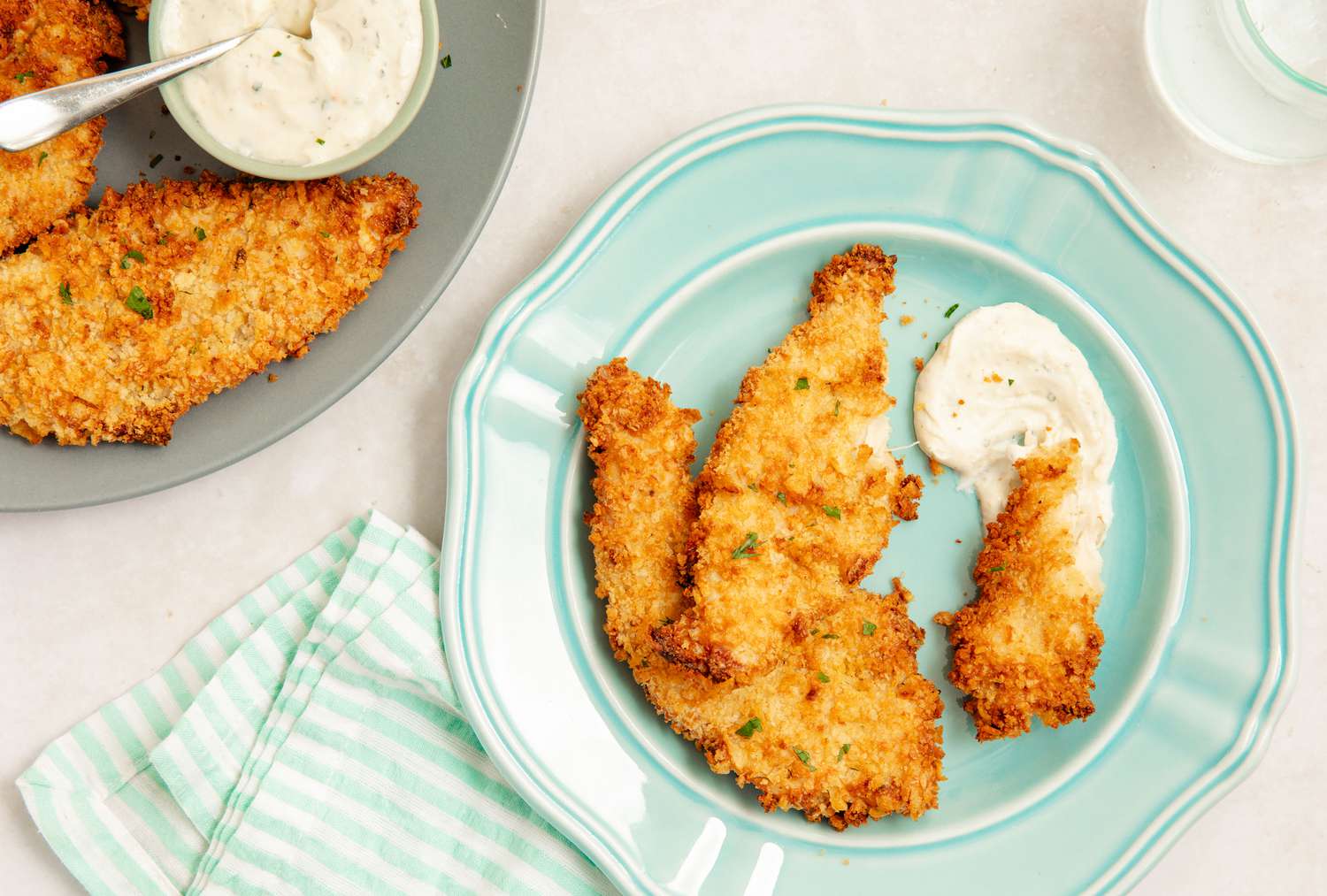 Filets de poulet à la friteuse à air sur une assiette avec une sauce ranch