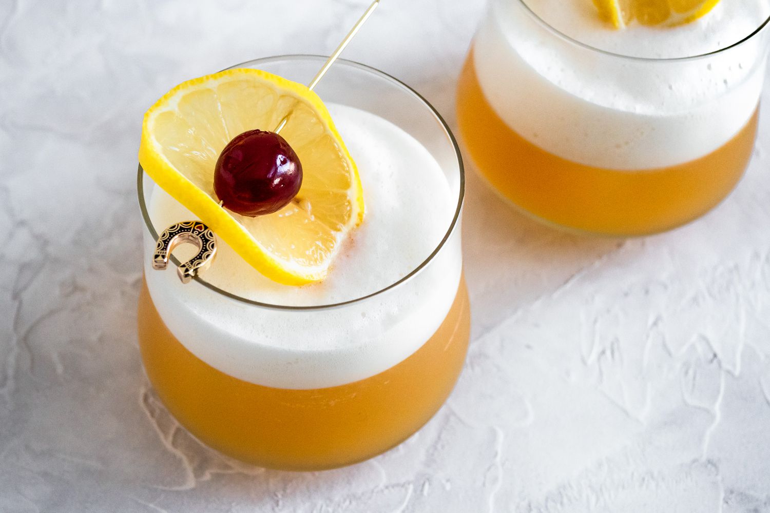 Amaretto Sour Garni d'une Rondelle de Citron et d'une Cerise