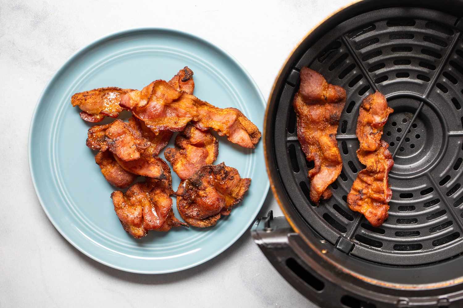 Bacon cuit au cuiseur à air sur une assiette