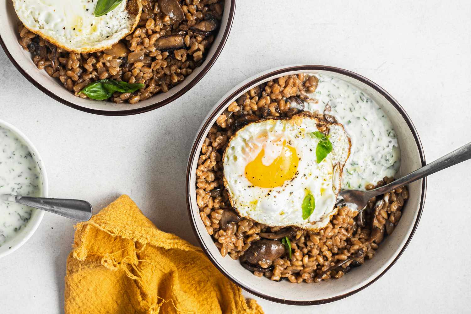 Farro, champignon et œufs dans un bol