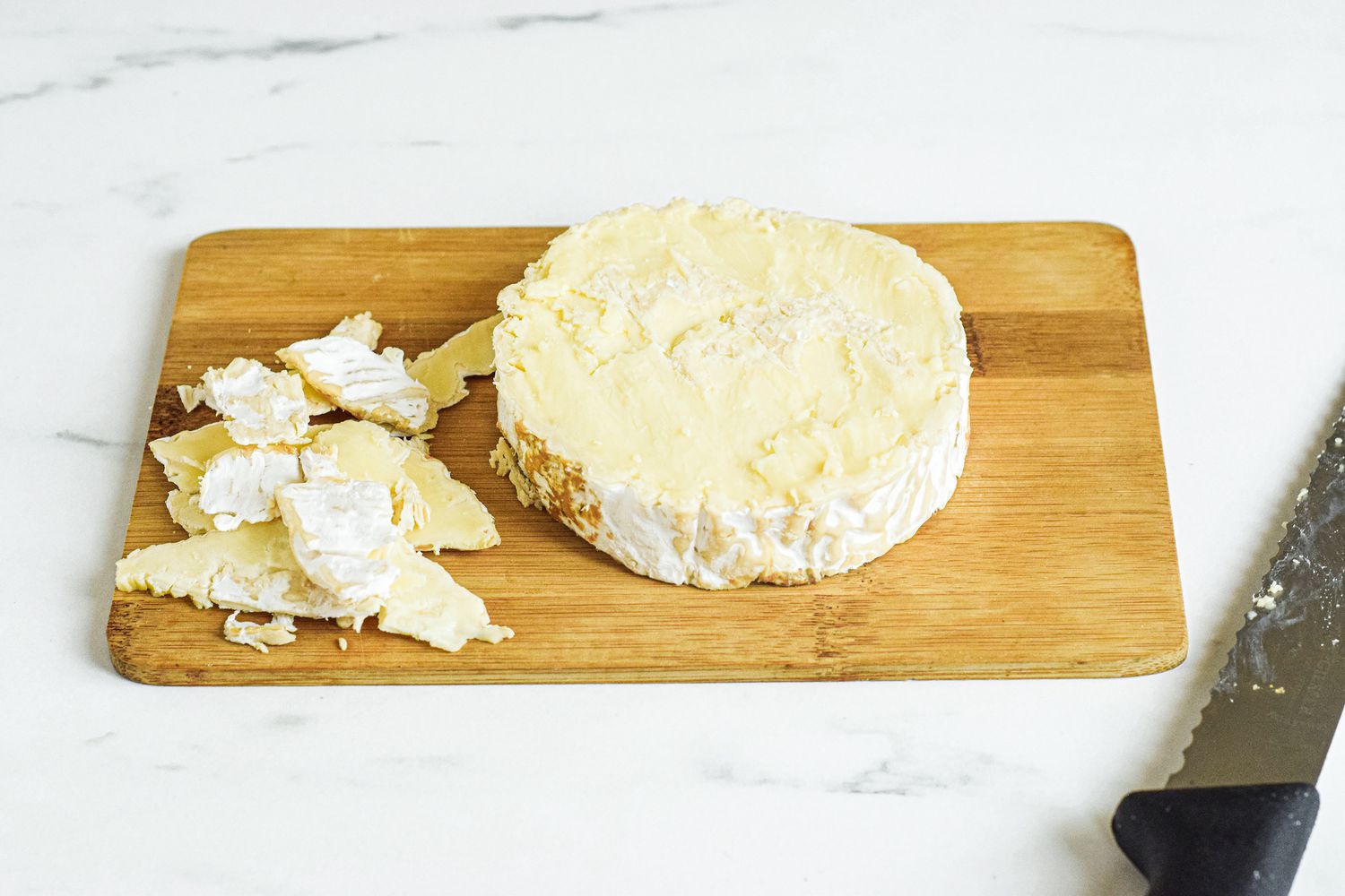 Couper la croûte du dessus du fromage brie.