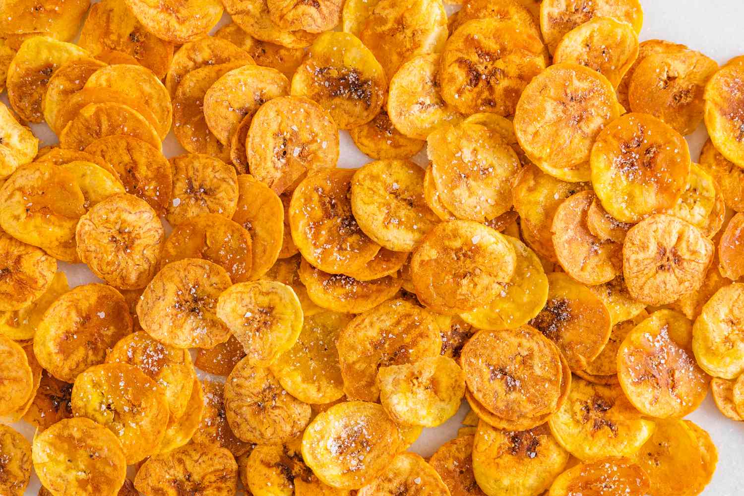 Chips de plantain garnies de sel sur le comptoir