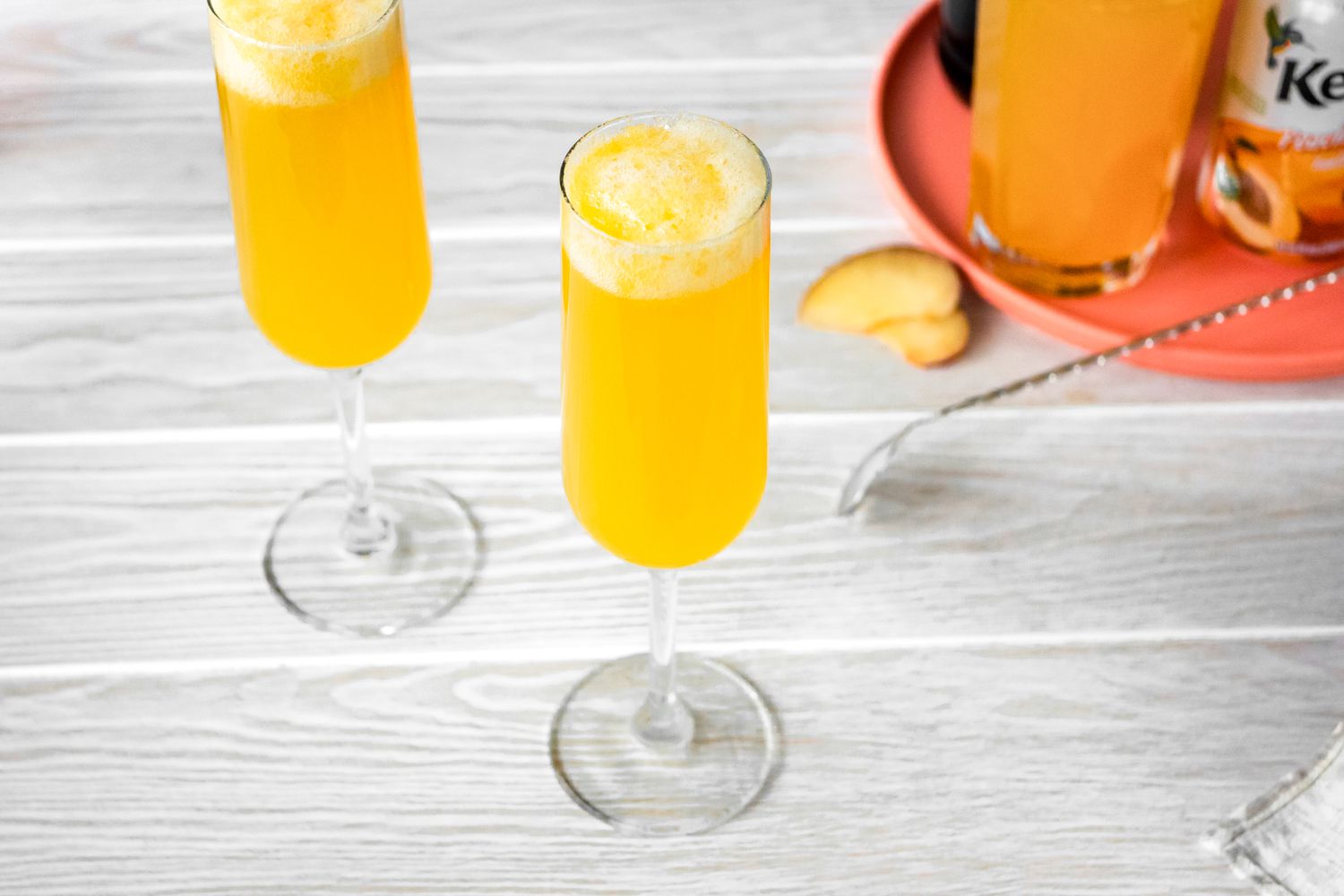 Flûtes de cocktail Bellini à la pêche