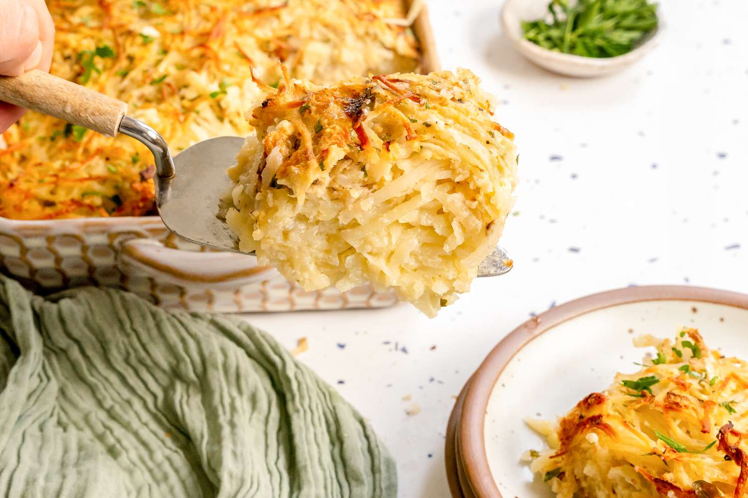 Portion de Kugel de Pommes de Terre sur un Plateau, Déplacé de Plat à Casserole à une Assiette