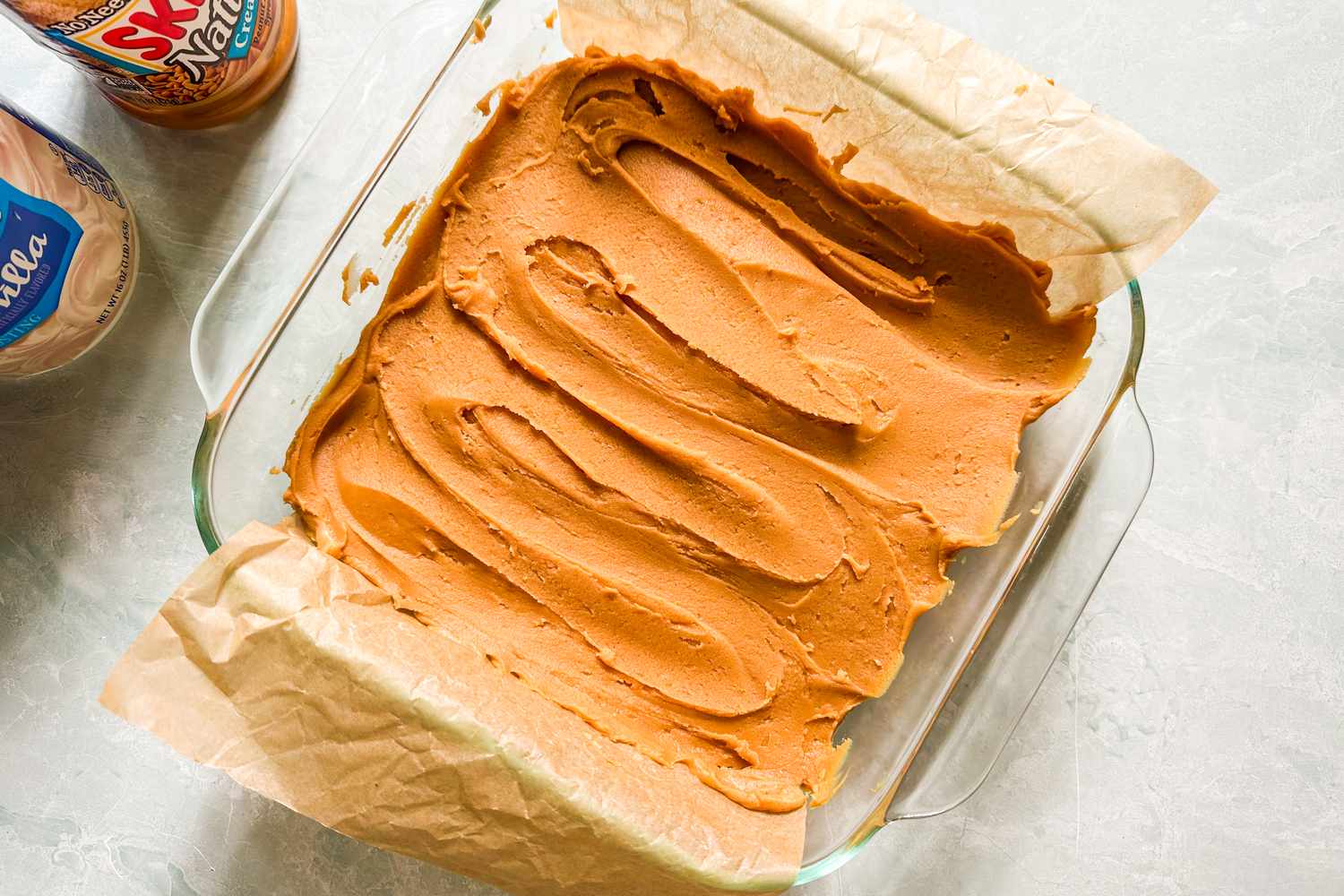 Fudge au beurre de cacahuète étalé dans un plat en verre pour la recette de fudge au beurre de cacahuète en 2 ingrédients