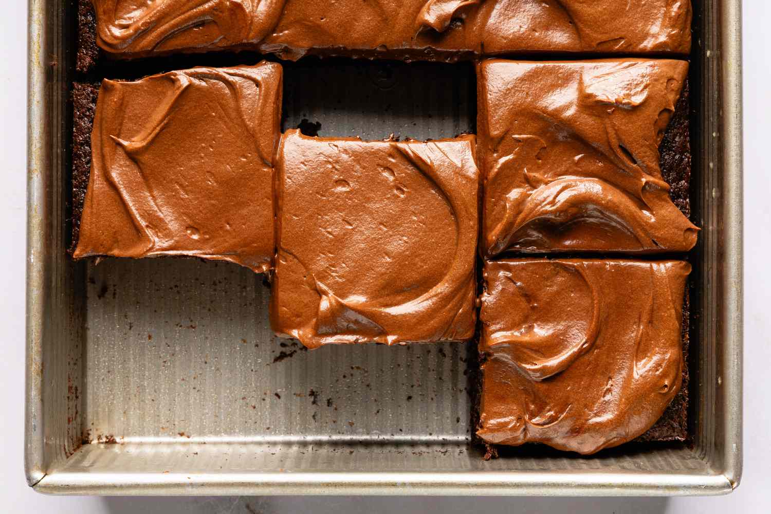 Vue de dessus des tranches de recette de gâteau Brooklyn Blackout facile dans un plat à pâtisserie