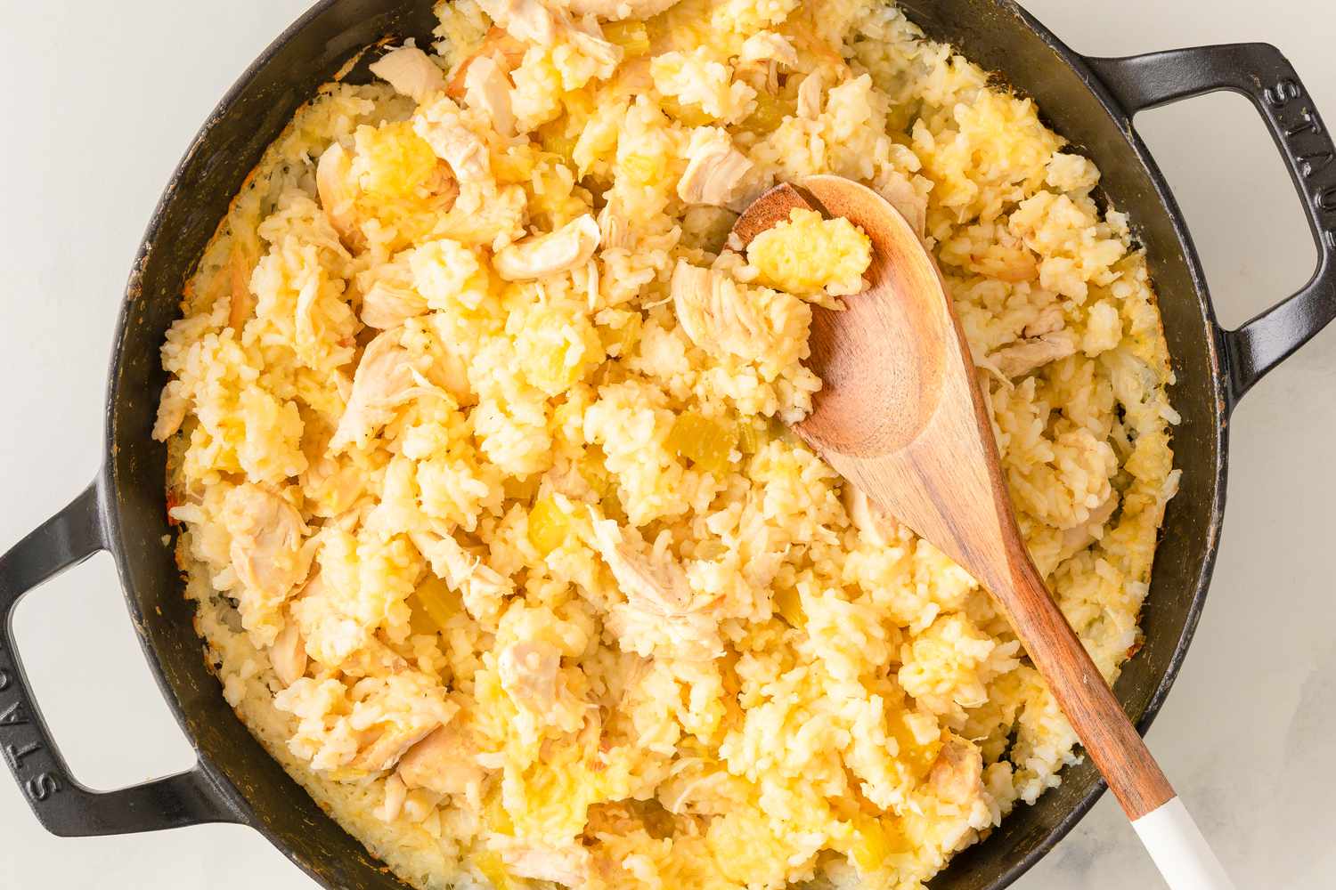 Vue du dessus d'une casserole en fonte avec un plat de poulet et de riz