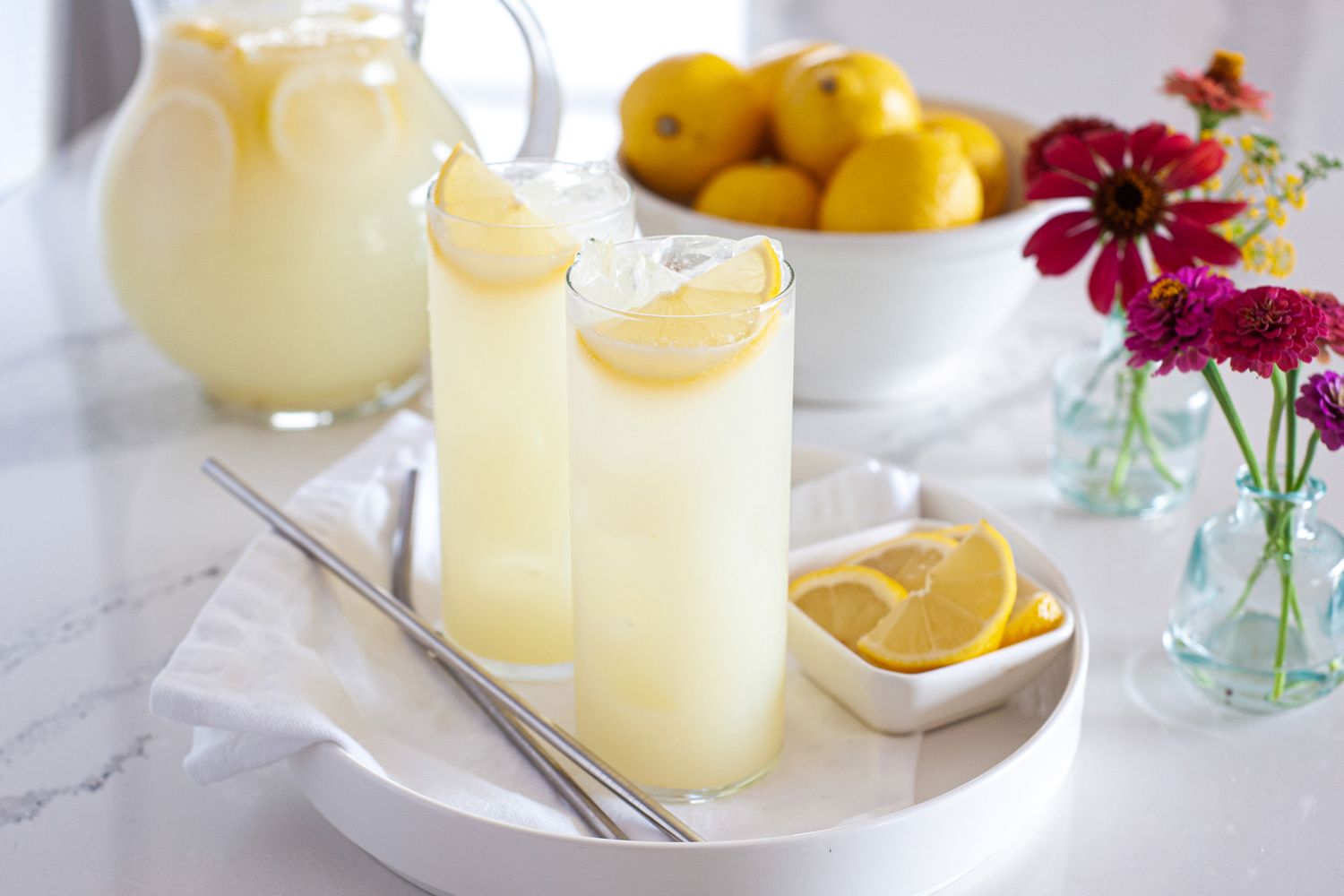 Limonade maison dans de grands verres sur un plateau.