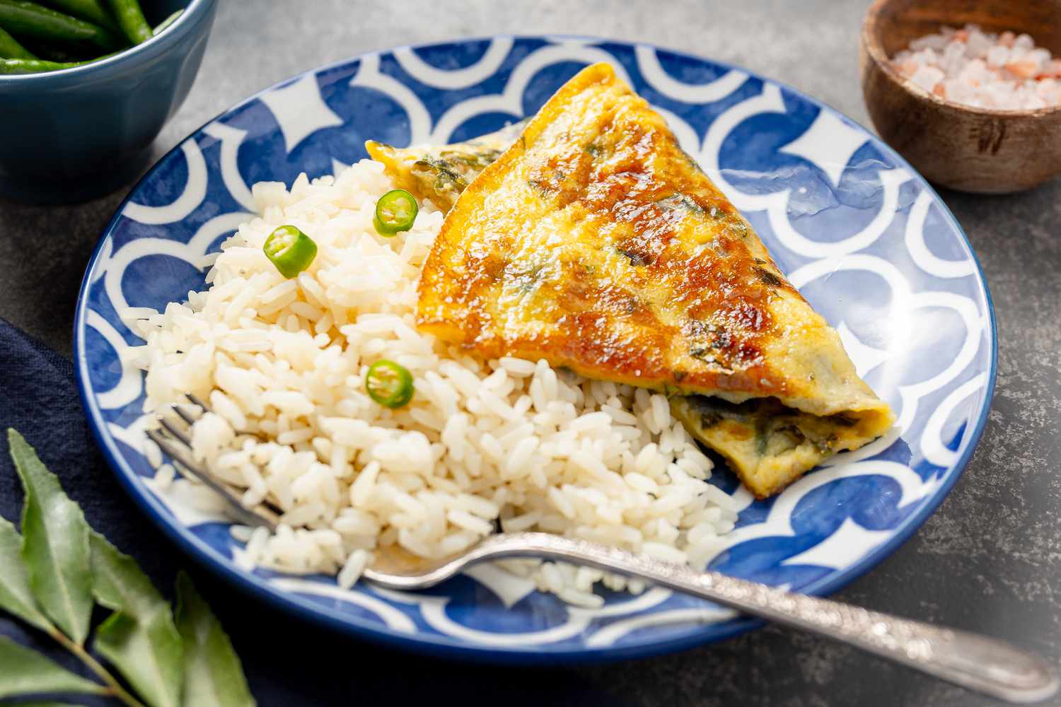 Motta Porrichu (Omelette épicée à la noix de coco) avec riz et poivrons