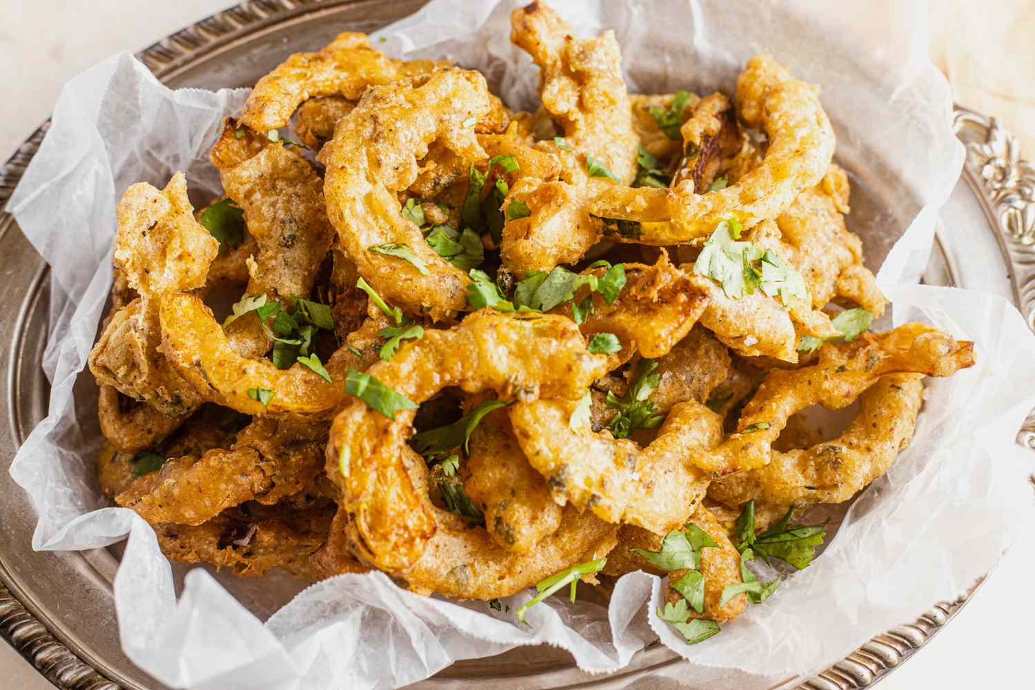 Plat de Pakoras de Courge Delicata Garnis avec de la Coriandre Hachée