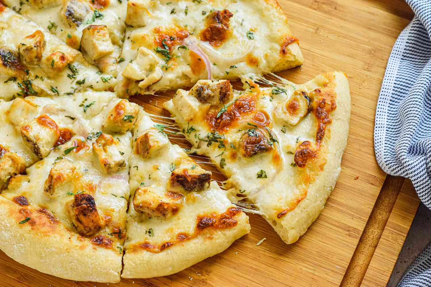 Pizza au poulet Alfredo coupée en tranches