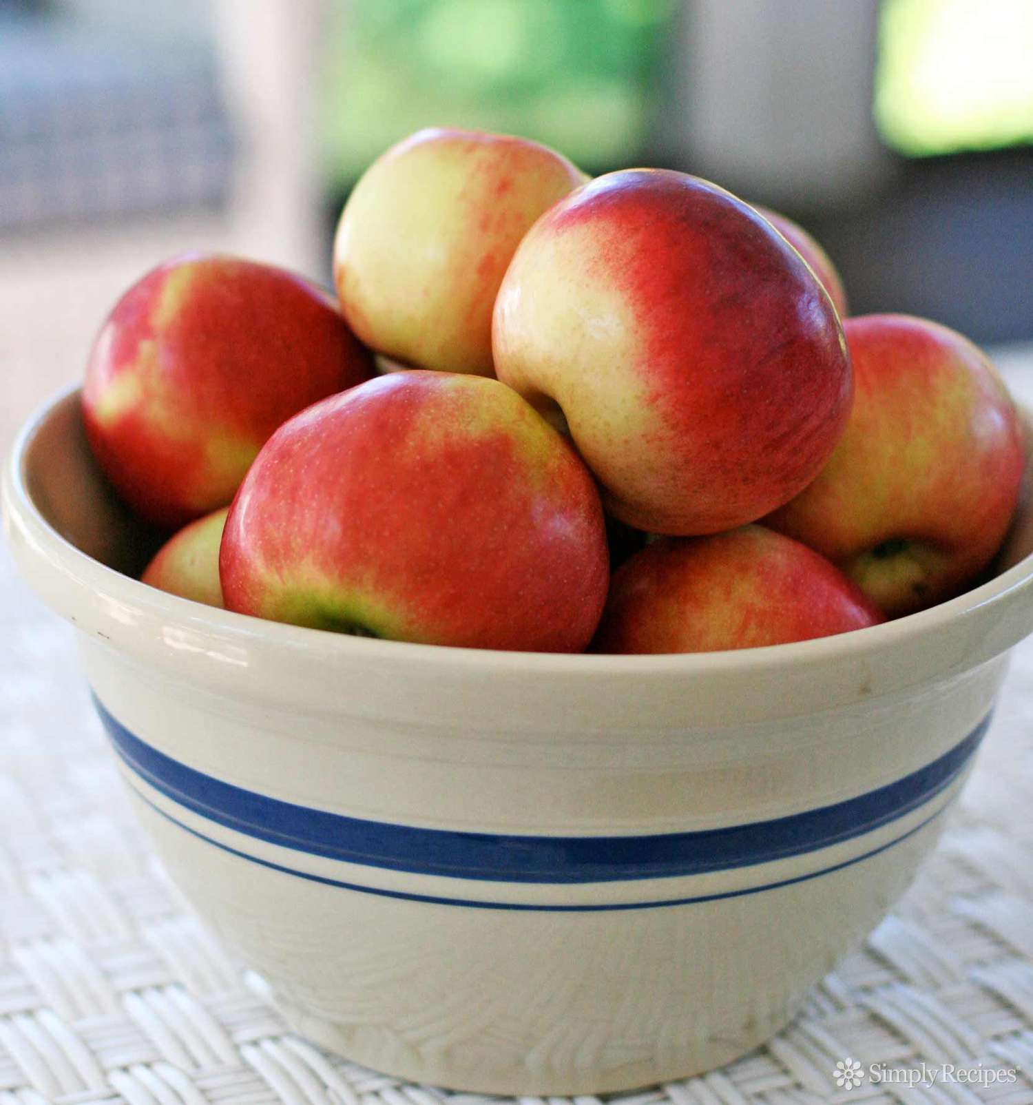 Un grand bol rempli de pommes Rome Beauty