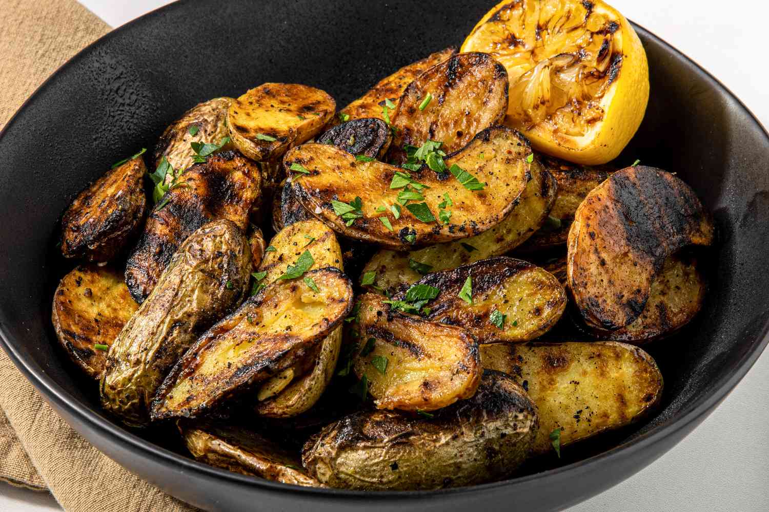 Pommes de terre fingerling grillées avec un citron grillé coupé en deux