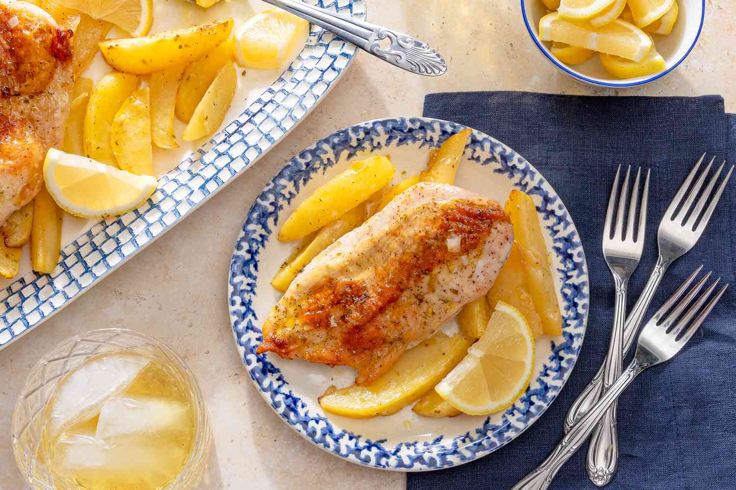 Poulet et Pommes de terre au citron grec sur une assiette avec des fourchettes et des serviettes