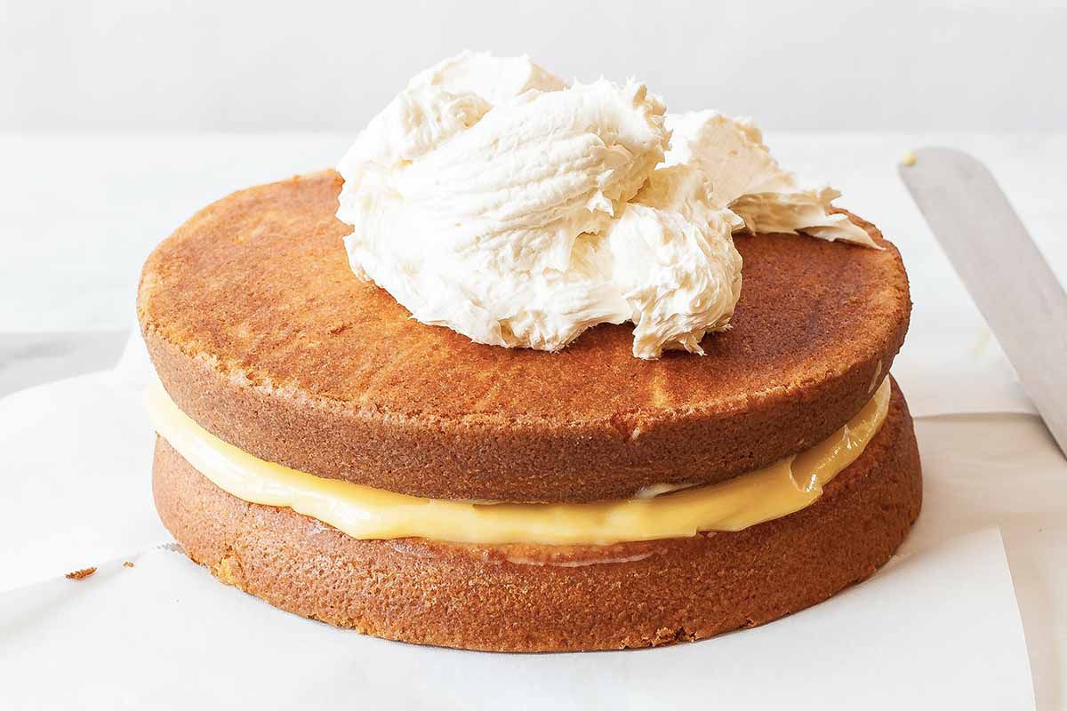 Gâteau de noix de coco avec curd au citron et beurre à la vanille