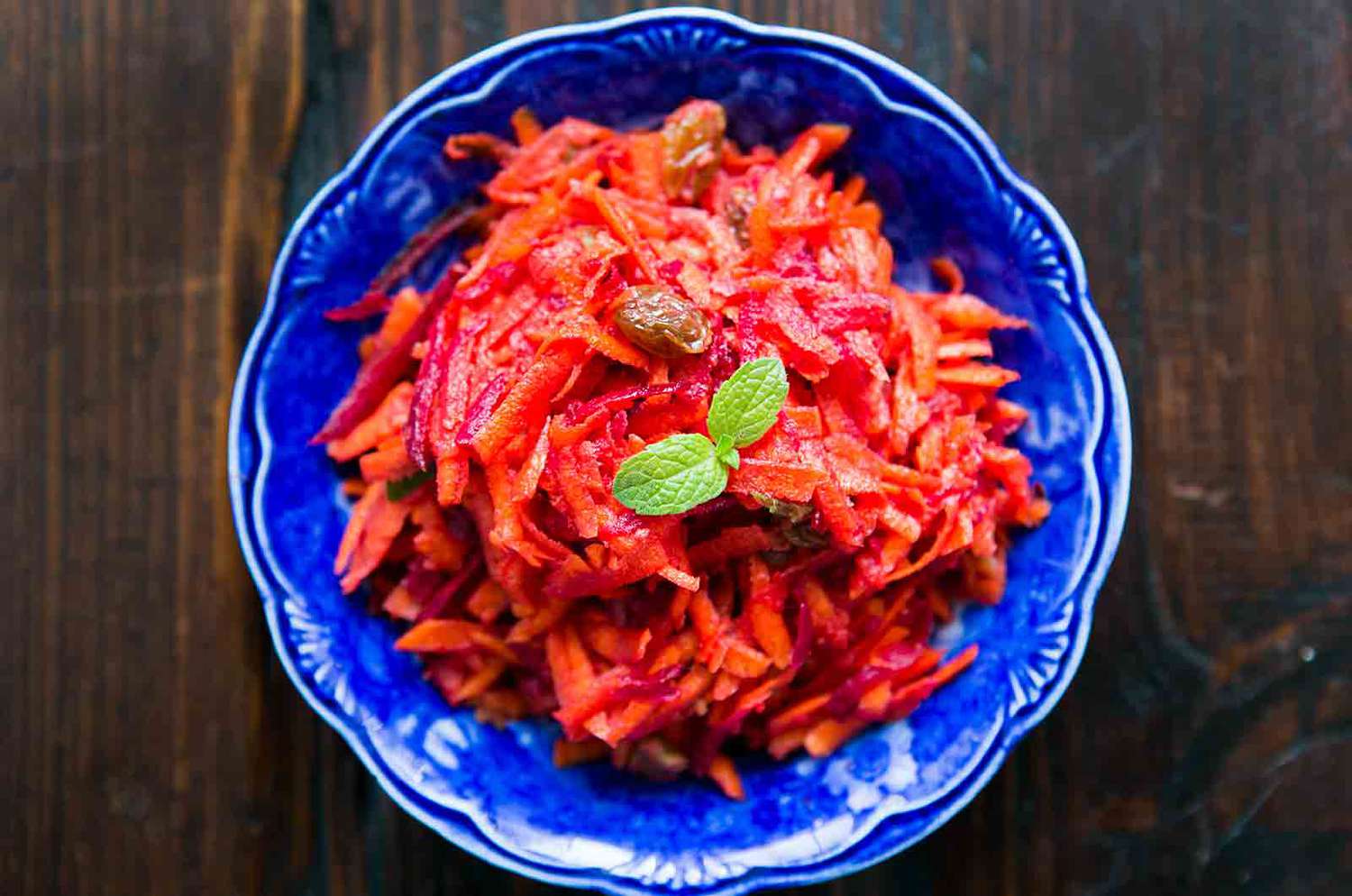 Recette de salade marocaine de carottes et betteraves râpées dans un bol bleu