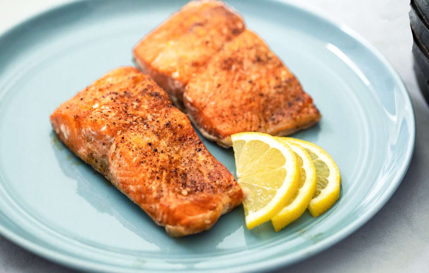 Saumon à la friteuse à air avec des quartiers de citron