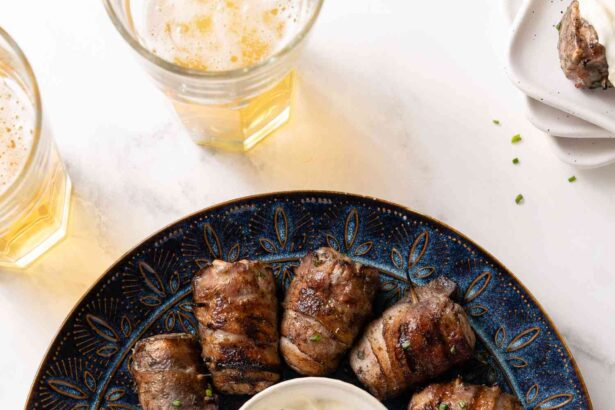 Bouchées de saumon enrobées de bacon grillé avec une mayonnaise à l’ail et au citron