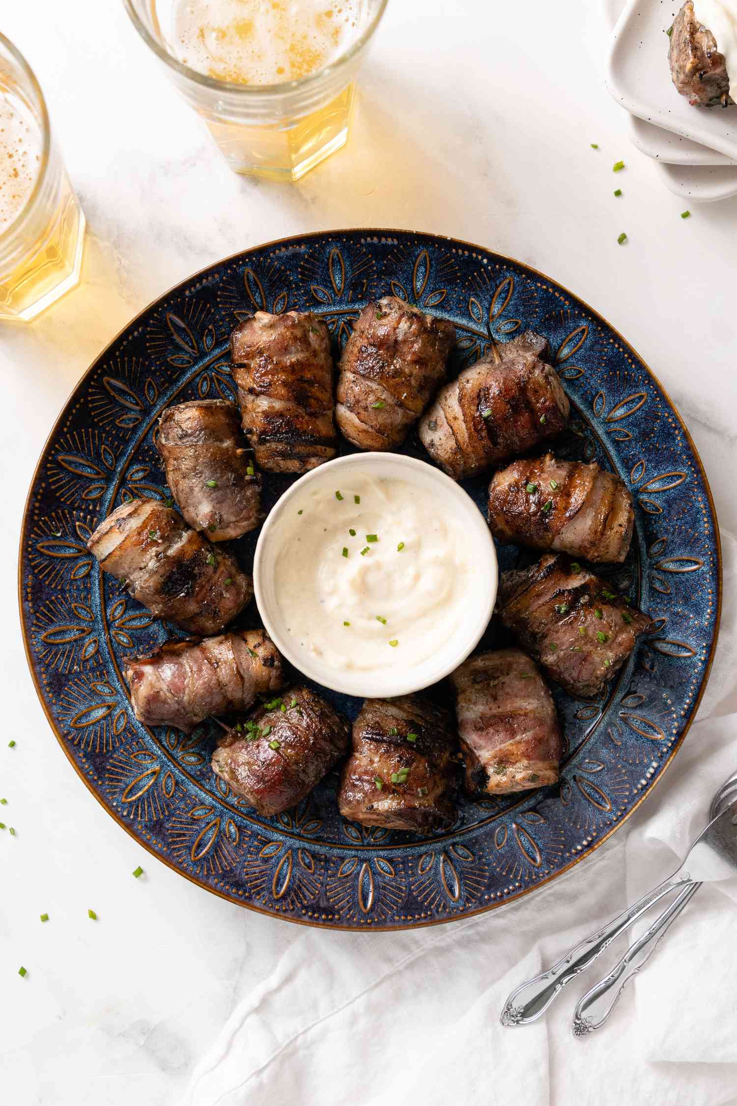 Bouchées de saumon enrobées de bacon grillé avec une mayonnaise à l’ail et au citron