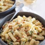 Pâtes crémeuses en une seule casserole avec des courgettes