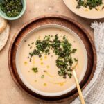 Soupe crémeuse de haricots blancs avec gremolata à la sauge