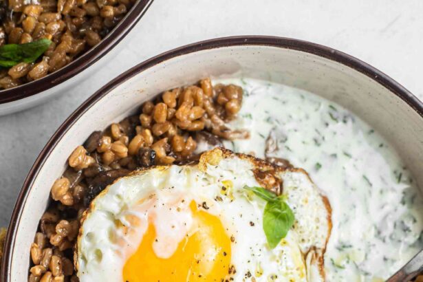 Bols de céréales au farro, champignons et œuf