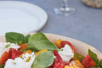 Panzanella de polenta frite avec tomates, basilic et burrata