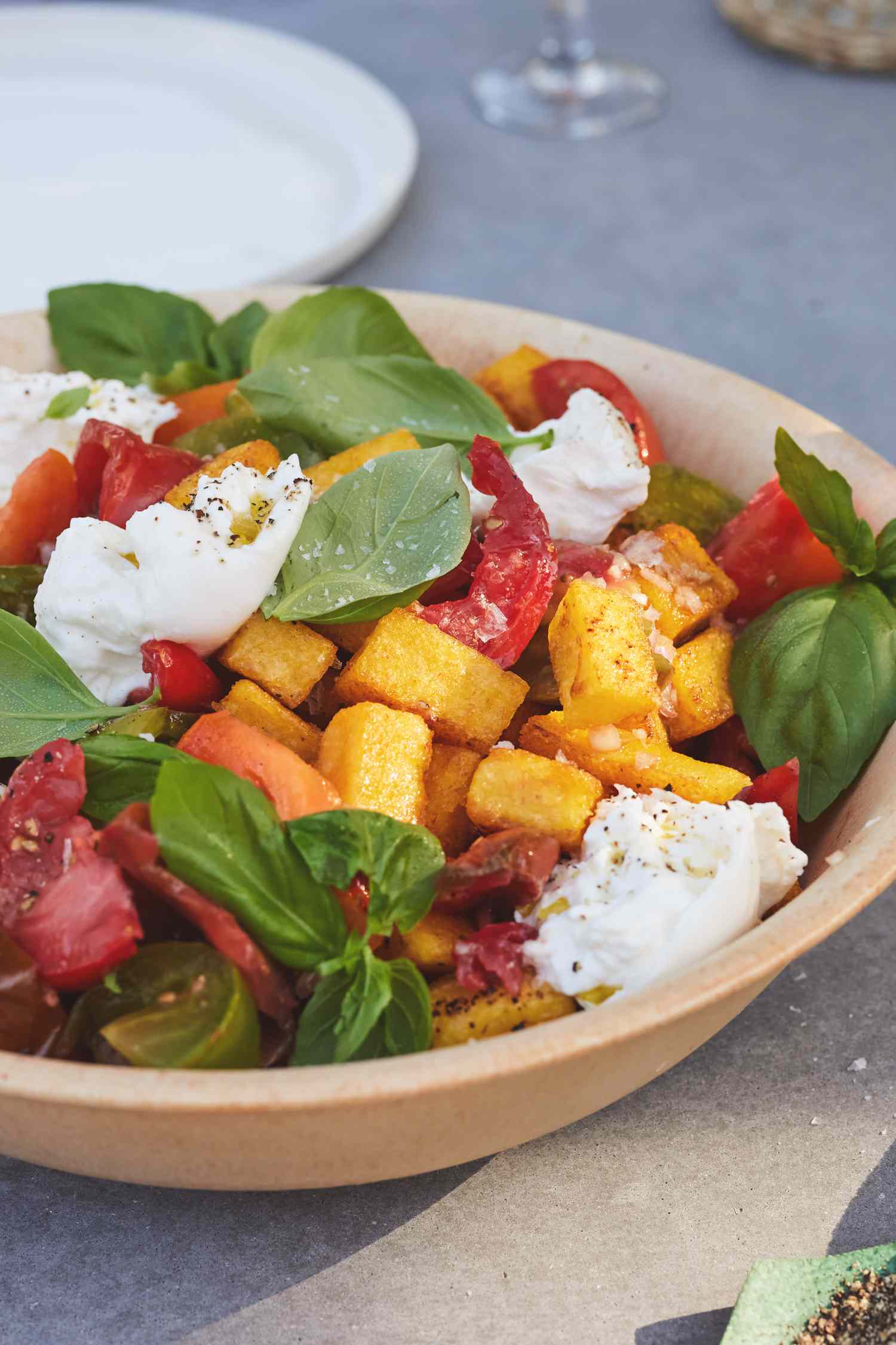 Panzanella de polenta frite avec tomates, basilic et burrata