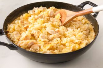 Le poulet et riz en une seule casserole de ma mère, un véritable plat réconfortant.