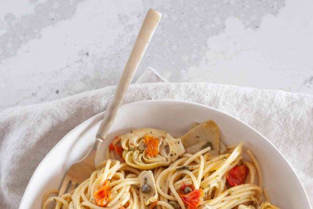 Spaghetti en Une Casserole avec Tomates, Artichauts et Câpres