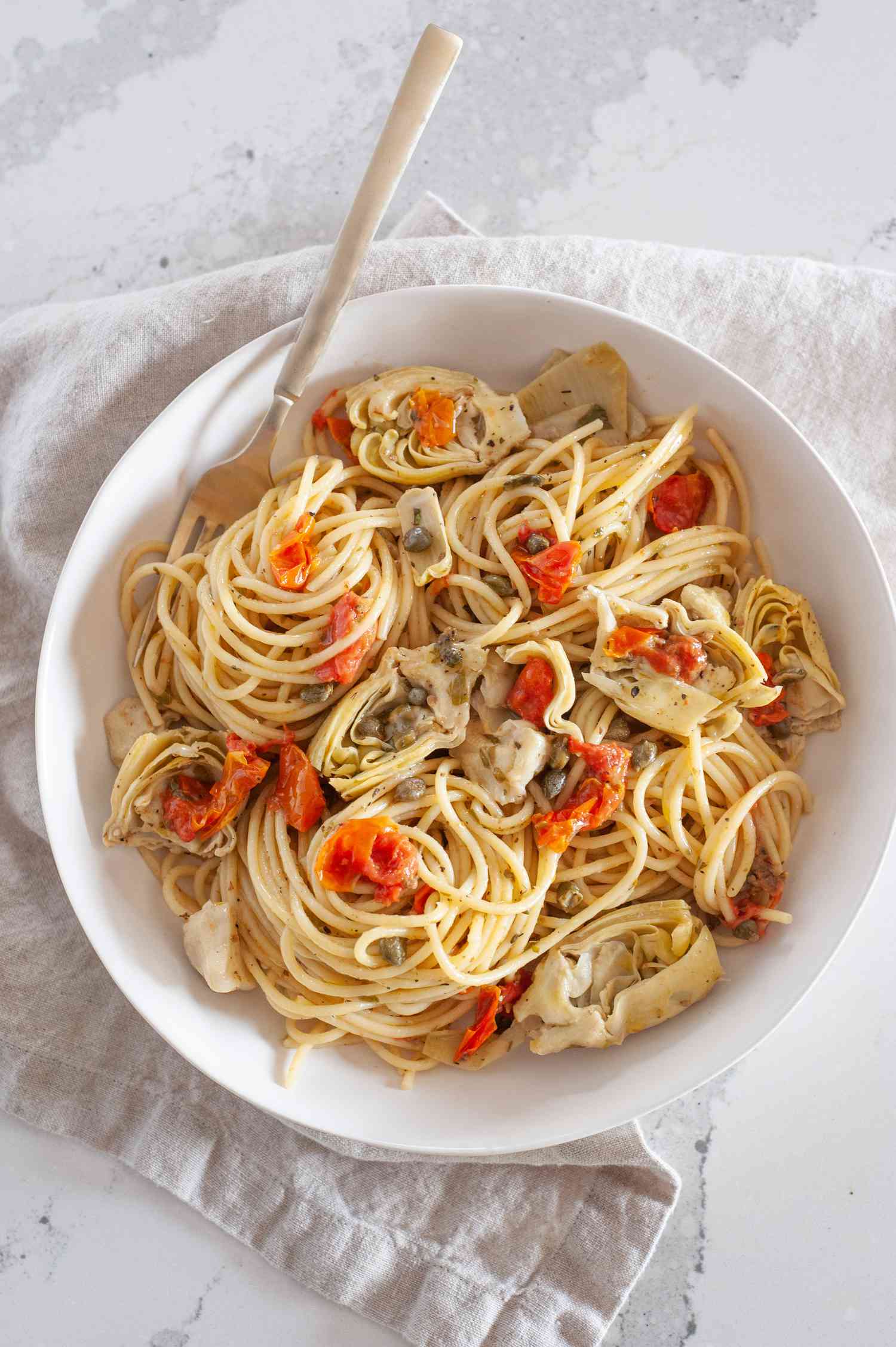 Spaghetti en Une Casserole avec Tomates, Artichauts et Câpres