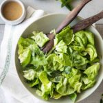 Salade verte aux herbes fraîches et vinaigrette au vin rouge