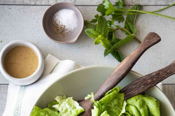 Salade verte aux herbes fraîches et vinaigrette au vin rouge