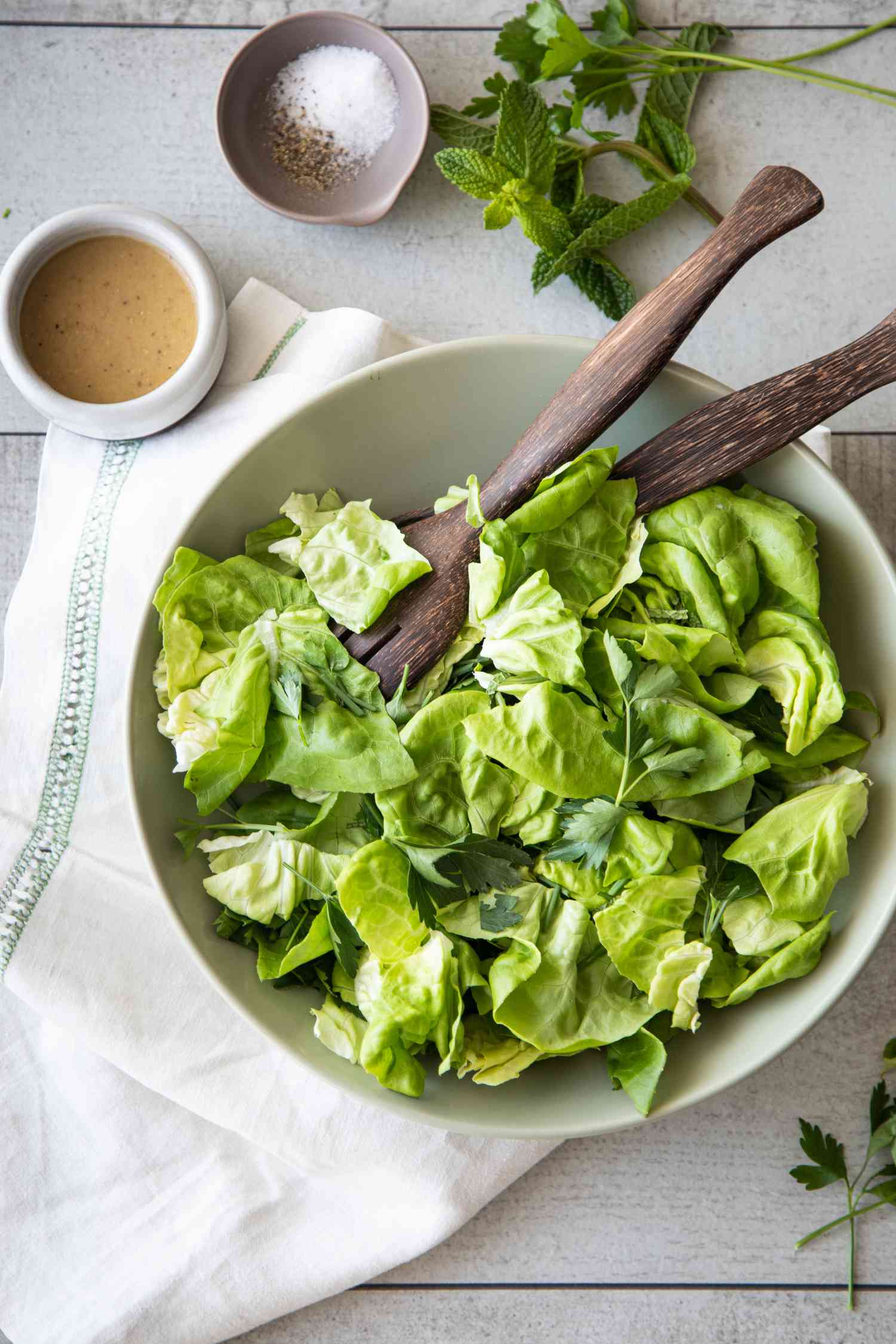 Salade verte aux herbes fraîches et vinaigrette au vin rouge