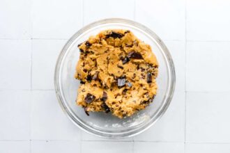 Combien de temps puis-je conserver la pâte à cookies au réfrigérateur avant de la cuire ?