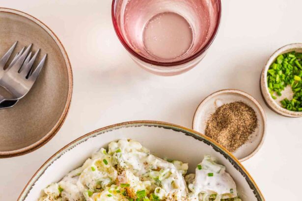 Salade de pommes de terre à la crème aigre et à l’oignon