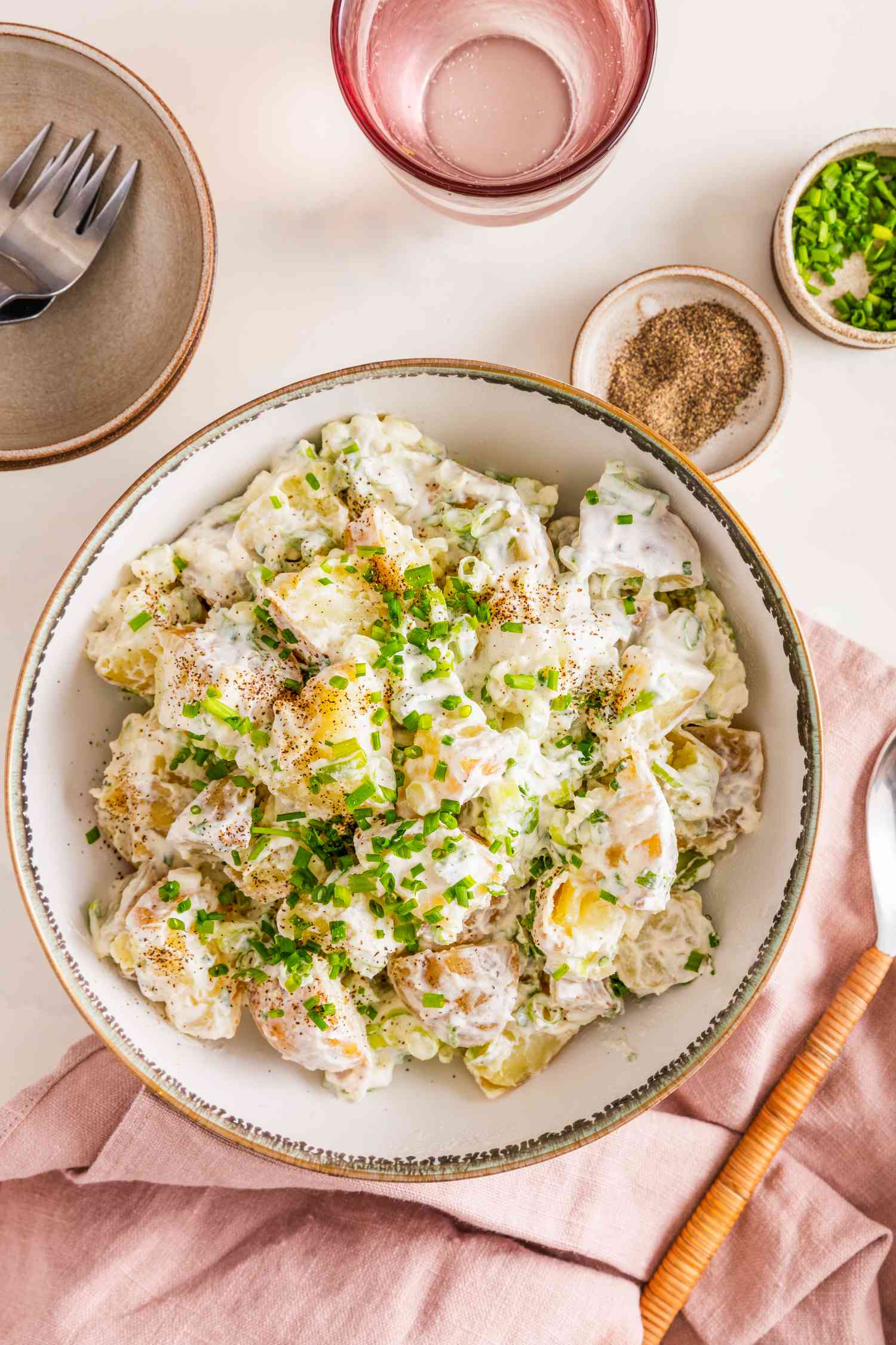 Salade de pommes de terre à la crème aigre et à l’oignon