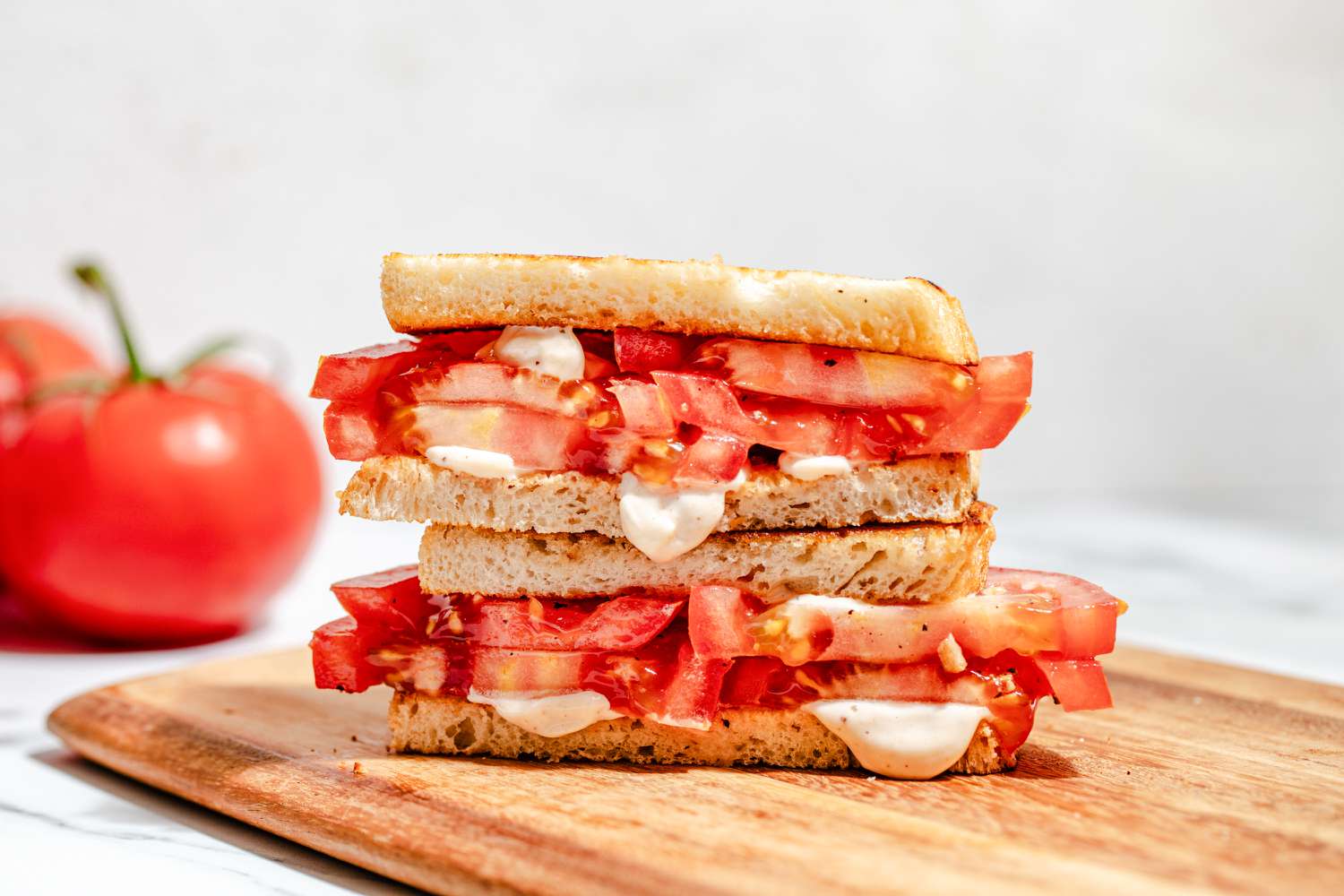 Le sandwich à la tomate avec un ingrédient magique que je savoure tout l’été.