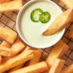 Frites de manioc avec mayonnaise épicée