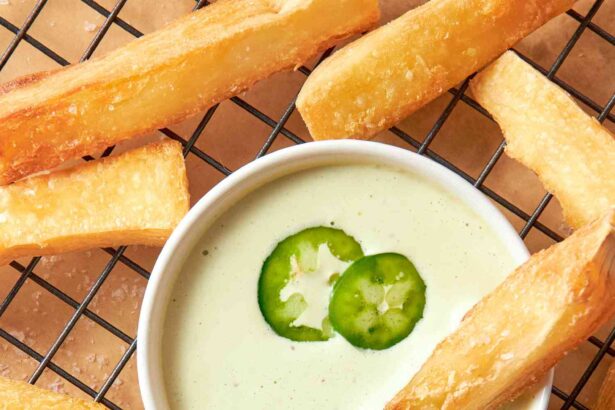 Frites de manioc avec mayonnaise épicée