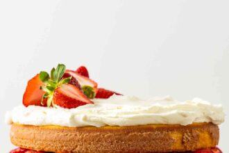 Gâteau aux fraises et crème chantilly