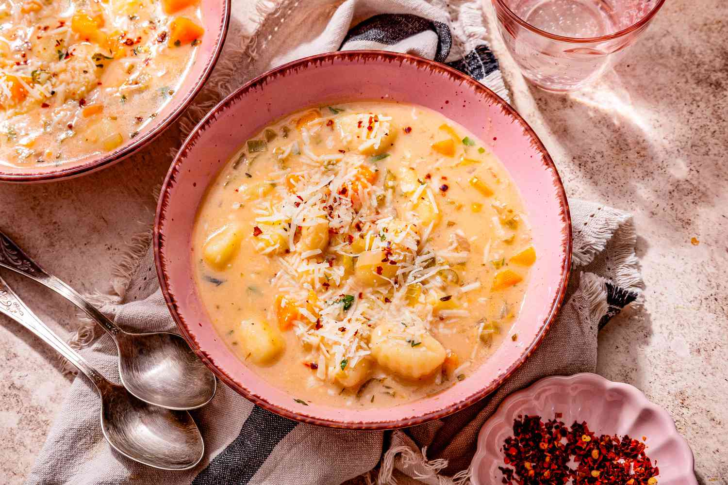 Bol de soupe crémeuse aux boulettes de légumes