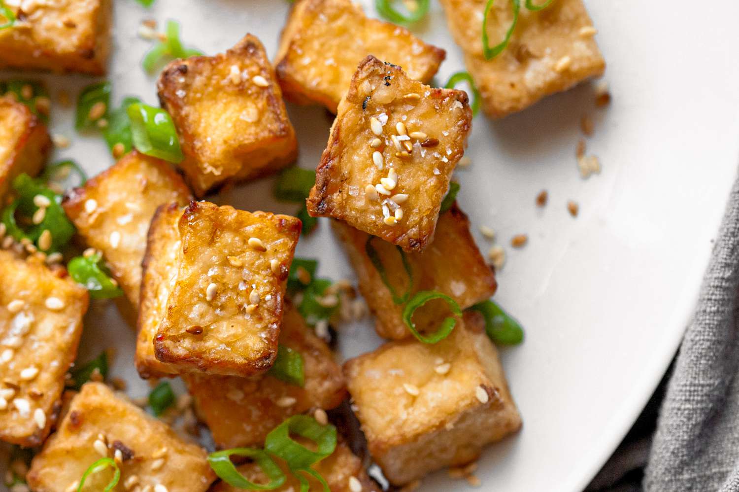 Tofu croustillant à la friteuse à air sur une assiette