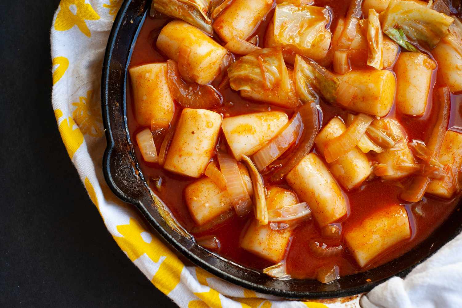 Tteokbokki dans une poêle.