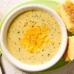 La soupe au brocoli et fromage cheddar la plus facile et crémeuse prête en seulement 30 minutes.